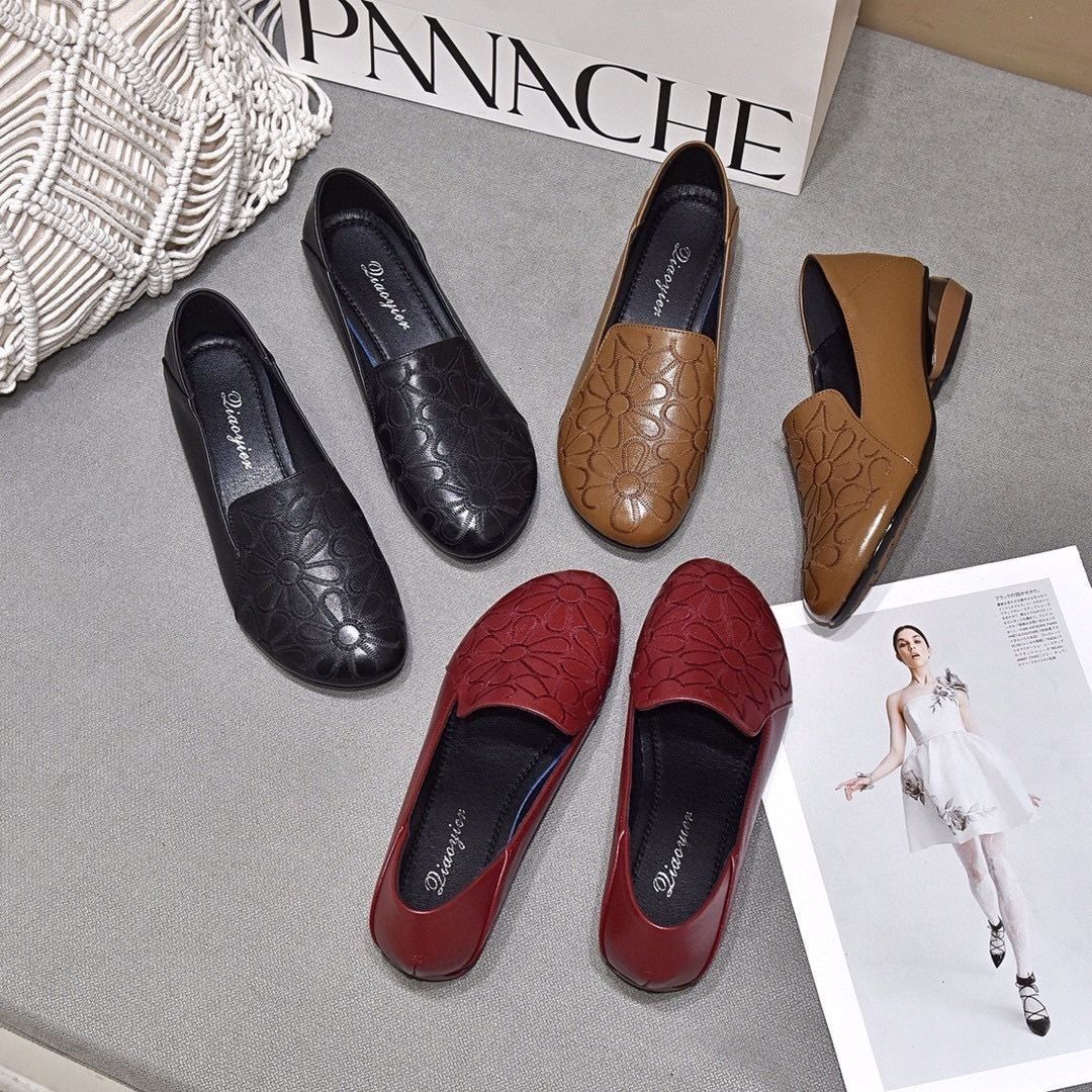 Sapatos de couro elegantes e confortáveis de salto baixo bordados